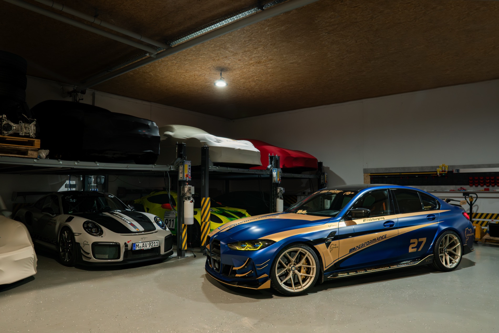 Fahrzeuge von Podium Motorsport im Headquarter in Meitingen
