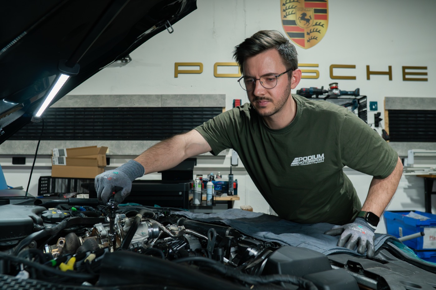Arbeit am Motor im Headquarter von Podium Motorsport